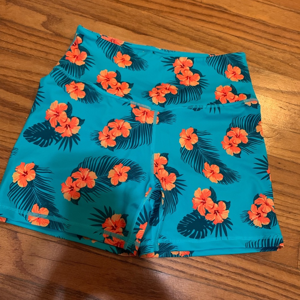 Scrunch fit booty greenish/blue flower shorts